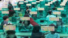 대전의 한 초등학교 급식실에 칸막이가 설치됐다