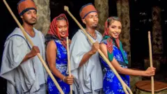 Dhiirotaa fi shamarran uffata aadaa, siiqqee fi horooroo qabatanii dhaabbatan