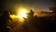 Украинские военные ведут огонь