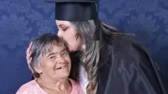 Cristinna besa a su madre Izabel.