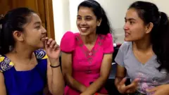 नेपाली मूलका बर्मेली किशोरीहरू