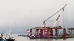 পদ্মা সেতুর নির্মাণ কাজ চলছে পুরোদমে
