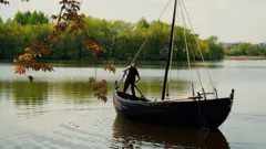 Ладья на воде.