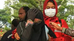 ঝালকাঠিতে লঞ্চ আগুনে নিহত আত্মীয়র মৃতদেহ দেখে ভেঙ্গে পড়েছেন একজন নারী, ২৪/১২/২০২১