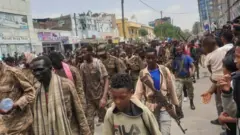 በሰሜን ኢትዮጵያ ጦርነት በምርኮ የተያዙ የአገር መከላከያ ሠራዊት አባላት ሰኔ መጨረሻ 2013 ዓ.ም. በትግራይ መዲና መቀለ