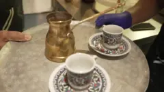 أكواب من القهوة