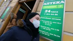 Женщина у аптеки