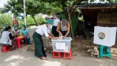 အောက်တိုဘာ ၃၀ ရက်က ရန်ကုန်မြို့မှာ ကြိုတင်မဲ ပေးသူတွေ