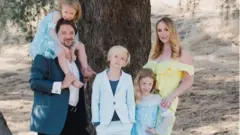 Jenna Karvunidis com sua família