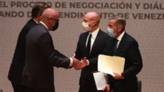 Participantes en la inauguración del diálogo entre gobierno y oposición de Venezuela en CDMX.