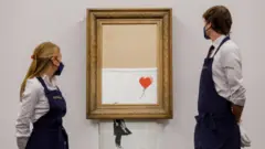'Kırmızı Balonlu Kız' isimli eser öğütüldükten sonra Love is in the Bin (Aşk Çöpte) adını almıştı