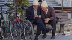 Mnogi su ovaj dan ipak proveli u parku kod nove džamije koja je otvorena pre pet godina. Izgradnju je delom finansirala i Turska