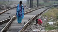 ভারতে লাখ লাখ মানুষ খোলা জায়গায় মলত্যাগ করে থাকে।
