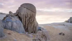نادر پھتروں سے بنی پہاڑی