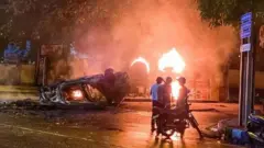 মাহিন্দা রাজাপাকশার সরকারি বাসভবনের বাইরে যানবাহনে আগুন ধরিয়ে দেয় আন্দোলনকারীরা