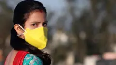 మాస్కు ధరించిన యువతి
