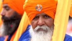 ખાલસા ધર્મને અંગીકાર કરનારે તેના નામ, જાતિ, ગોત્ર અને પરિવારની અટક વગેરેનો ત્યાગ કરવાનો હોય છે. બાળકના નામ સાથે 'સિંહ' તથા બાળકીના નામ સાથે 'કૌર' (રાજકુંવરી) જોડવામાં આવે છે.