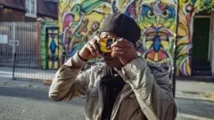 Sunny mengisahkan hidupnya sebagai bagian dari proyek fotografi dokumenter.