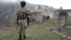Азербайджанский военнослужащй в Лачинском коридоре в Азербайджане
