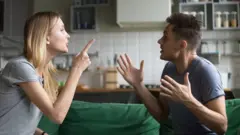 pareja discutiendo