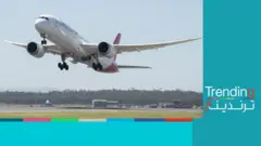 طائرة شركة كانتاس تقلع من مطار في أستراليا