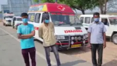 తెలంగాణ సరిహద్దులో ఆగిపోయిన అంబులెన్సులు