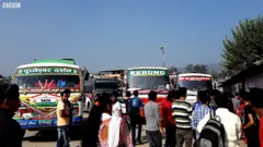 बसपार्कमा यात्रु।