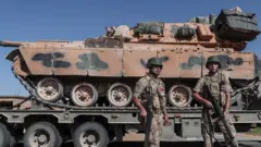 جنديان تركيان بجوار دبابة
