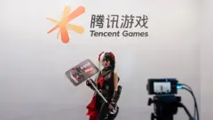 cosplay愛好者在騰訊遊戲標誌前合影