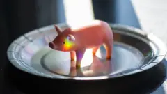 Miniatura de porco em prato