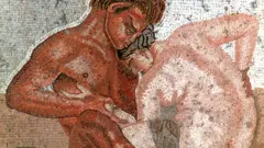 Un sátiro y una ninfa eróticos en una pared de la Casa del Fauno, construída durante el siglo II a.C en la ciudad romana de Pompeya.