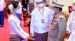 လွတ်လပ်ရေးနေ့အခမ်းအနားမှာ နှုတ်ဆက်ခဲ့ကြစဉ်