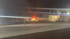 تصویر تسنیم از حمله ۱۸ آبان به کاروانی از تانکرهای حامل سوخت در گذرگاه مرزی عراق و سوریه
