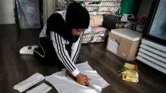 ثلاث نساء يبحثن عن بدائل للفوط الصحية في بلد تنهشه أزمة اقتصادية خانقة باتت تلامس تداعياتها حتى الدورة الشهرية