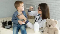 Çocuk ve doktor muayenesi