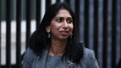 Суэлла Браверман у Дайнинг-стрит 10