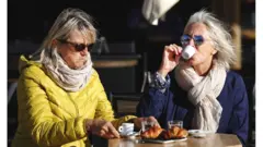 Mulheres em café reaberto na França