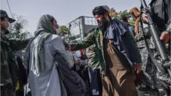 Des membres des talibans empêchent des femmes de manifester pour les droits des femmes à Kaboul, le 21 octobre 2021.