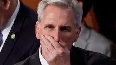 共和党内の造反によって、11回の投票を経ても議長就任が決まらない。写真は投票3日目のマカーシー議員（5日、ワシントン）