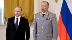 Vladimir Putin y Aleksandr Dvornikov en Moscú el 17 de marzo de 2017.