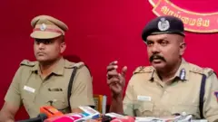 பத்திரிகையாளர்களுடன் பேசிய கோவை மாநகரக் காவல் ஆணையர் பாலகிருஷ்ணன் (வலது)