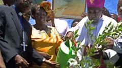 Aliyekuwa mshindi wa tuzo la Nobel nchini Kenya marehemu waangari Maathai na askofu Ndingi Mwana a'Nzeki