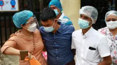 သြဂုတ်လ ၂ ရက်နေ့ နေ့လယ်က အင်းစိန်ထောင်က ပြန်လွတ်လာကြသူများ