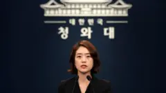 고민정 청와대 대변인이 9일 오전 서울 종로구 청와대 춘추관에서 조국 법무부 장관을 비롯한 장관급 후보자 6명의 인사발표를 하고 있다