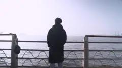 바다를 바라보는 임호균씨