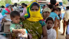 મજૂર મહિલા બાળકો સાથે