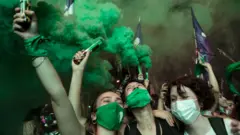 Manifestantes pro aborto festejando.