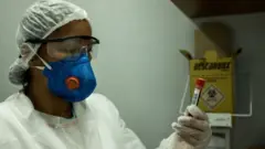 Una mujer sanitaria con un tubo de ensayo