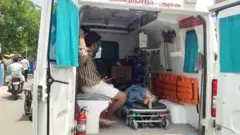 சேலத்தில் ஆம்புலன்ஸ் வாகனத்தில் வைத்து சிகிச்சையளிக்கப்படும் நோயாளி