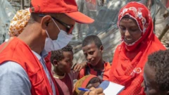 የአፋር ክልል ተፈናቃዮች ለቀይ መስቀል በጎ ፈቃደኛ ሠራተኛ መረጃ ሲሰጡ